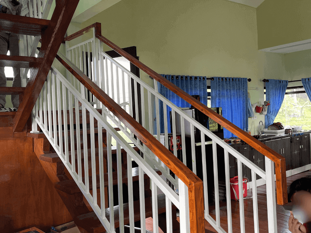 Railing motif kayu